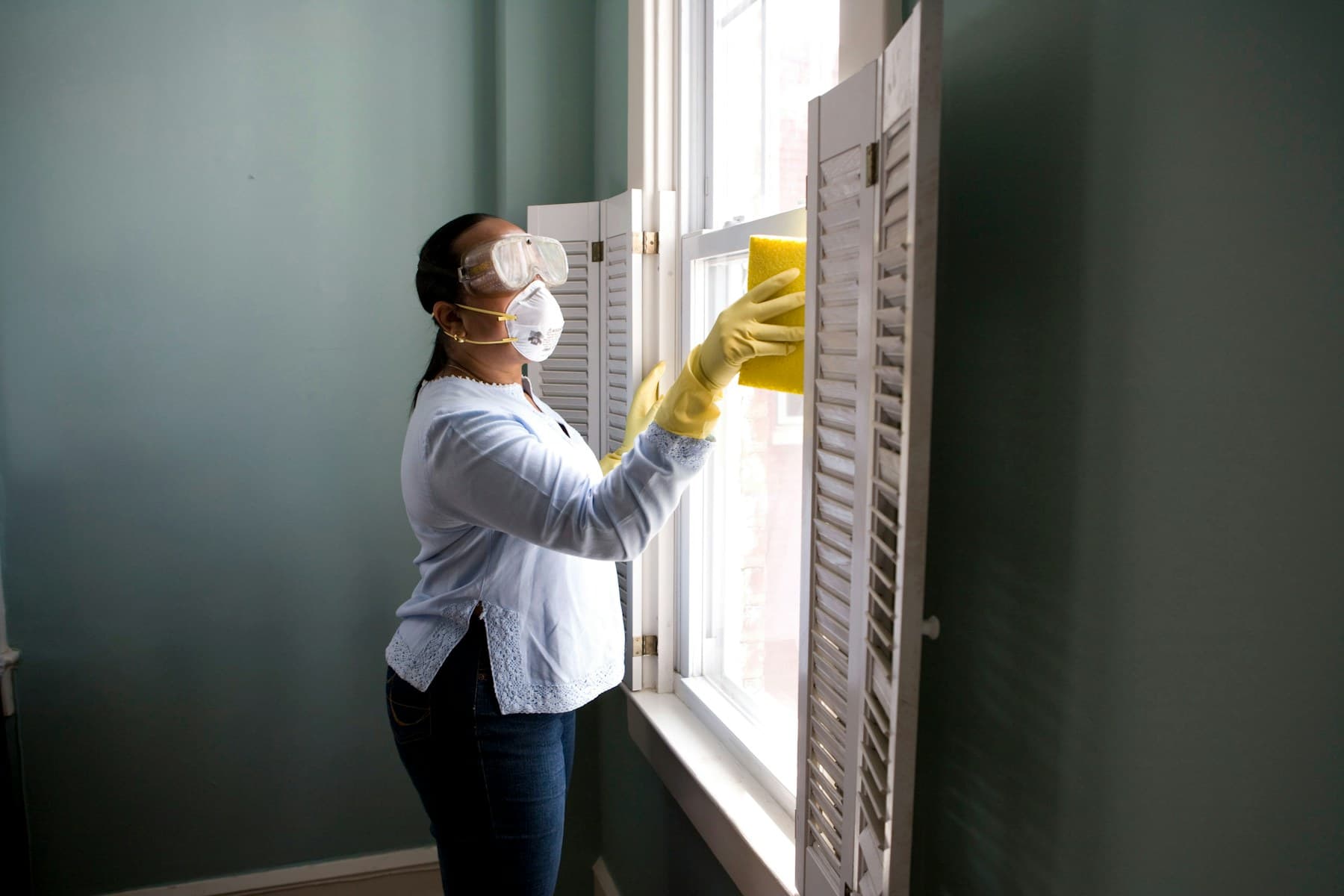 Profesional realizando mantenimiento en un espacio residencial